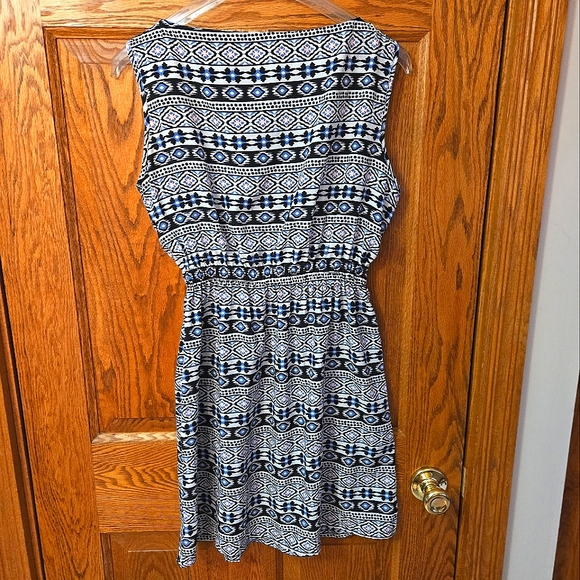 Feathers Sleeveless Dress 💲BUNDLE AND SAVE BIG💲 - Picture 3 of 3